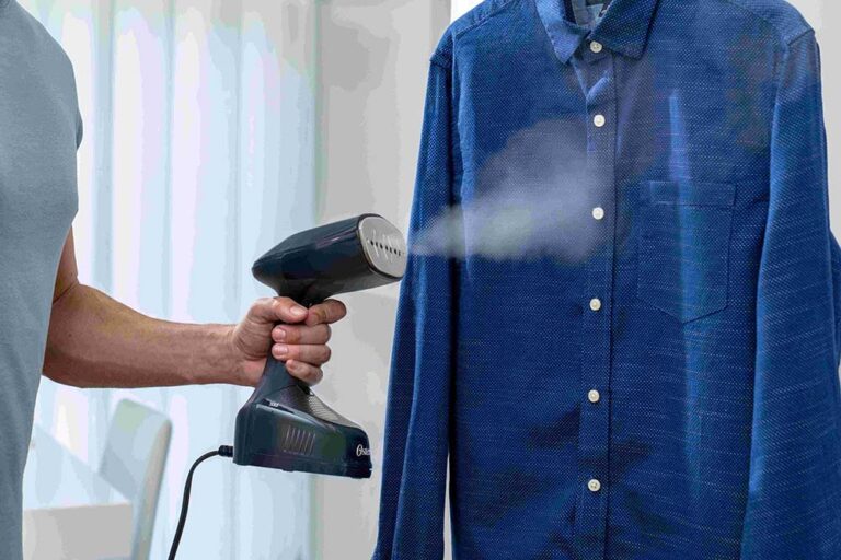 Oster presenta su nuevo vaporizador portátil: practicidad y cuidado de las prendas sin tabla de planchar