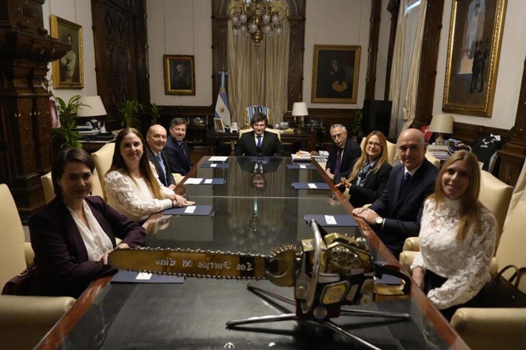 El Ministerio de Salud de la Nación y CAEMe, con la presencia del presidente, Javier Milei, anuncian una agenda de inversión de US$ 8.000 millones para investigaciones clínicas en el país