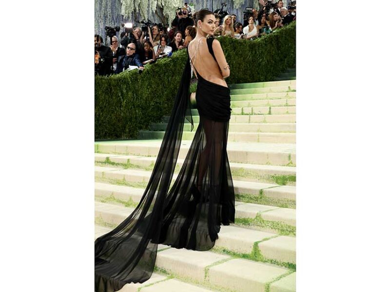Vittoria Ceretti luce un vestido de Carolina Herrera diseñado por Wes Gordon en la gala benéfica anual de 2026del Instituto del Traje del Museo Metropolitano de Arte