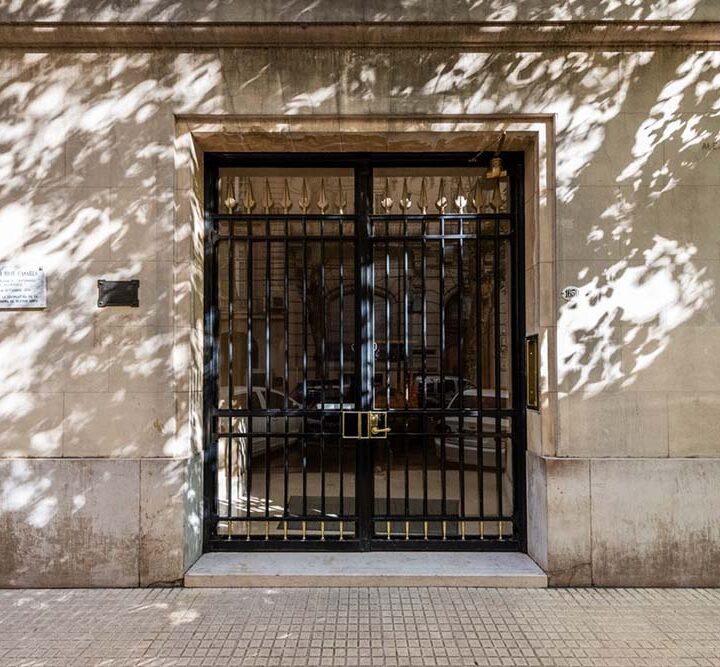 La casa donde Borges almorzaba: un histórico departamento del edificio de Bioy Casares y Silvina Ocampo vuelve al mercado en exclusiva