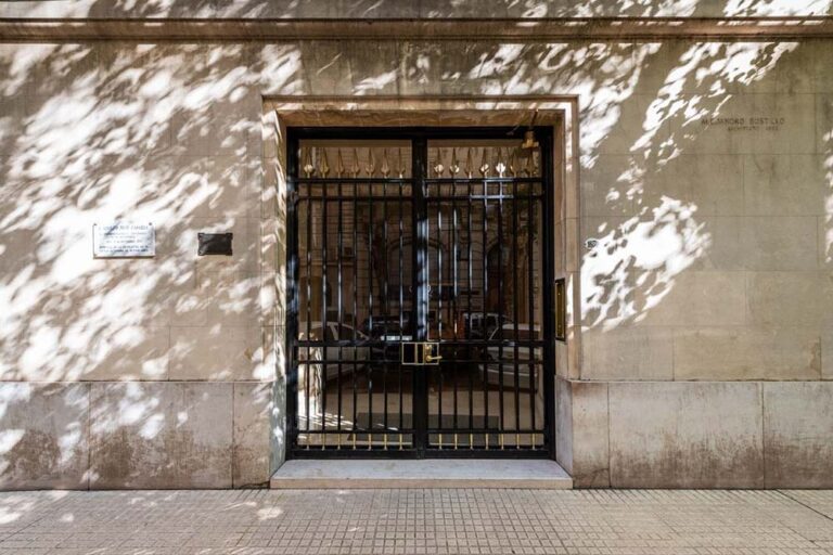 La casa donde Borges almorzaba: un histórico departamento del edificio de Bioy Casares y Silvina Ocampo vuelve al mercado en exclusiva