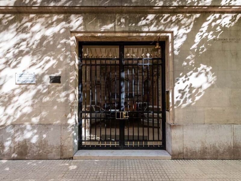 La casa donde Borges almorzaba: un histórico departamento del edificio de Bioy Casares y Silvina Ocampo vuelve al mercado en exclusiva