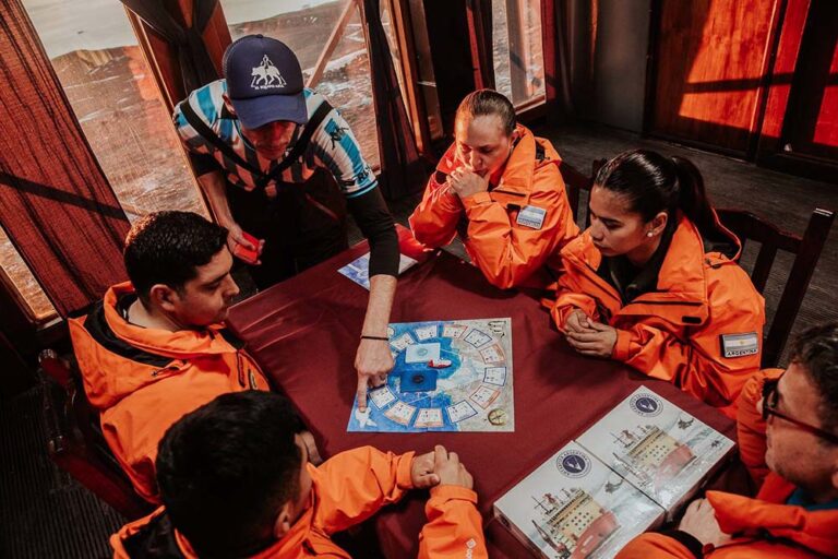 “La épica no alcanza”: Argentinos viajaron de Entre Ríos a la Base Marambio para probar un juego de mesa sobre la logística antártica argentina