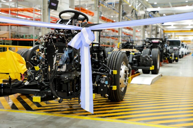 Mercedes-Benz Camiones y Buses Argentina inauguró el Centro Industrial Zárate