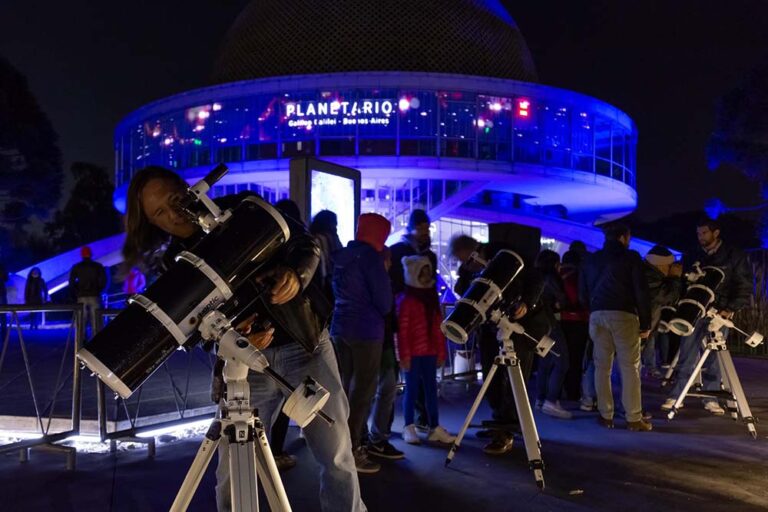 El Planetario propone un viaje a la Luna con telescopios y observación guiada al aire libre