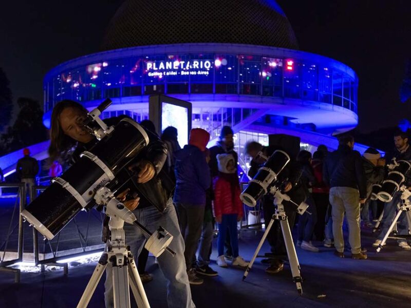 El Planetario propone un viaje a la Luna con telescopios y observación guiada al aire libre
