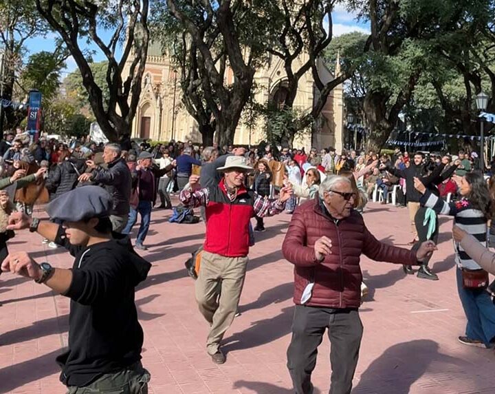 San Isidro celebra el 25 de Mayo con música en vivo, gastronomía típica, juegos tradicionales y feria de emprendedores
