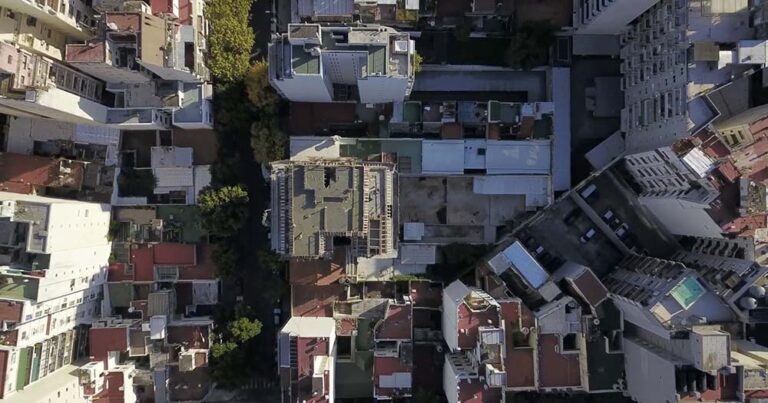La guía completa para vender tu casa como terreno: cuándo conviene, cómo funciona y qué tener en cuenta