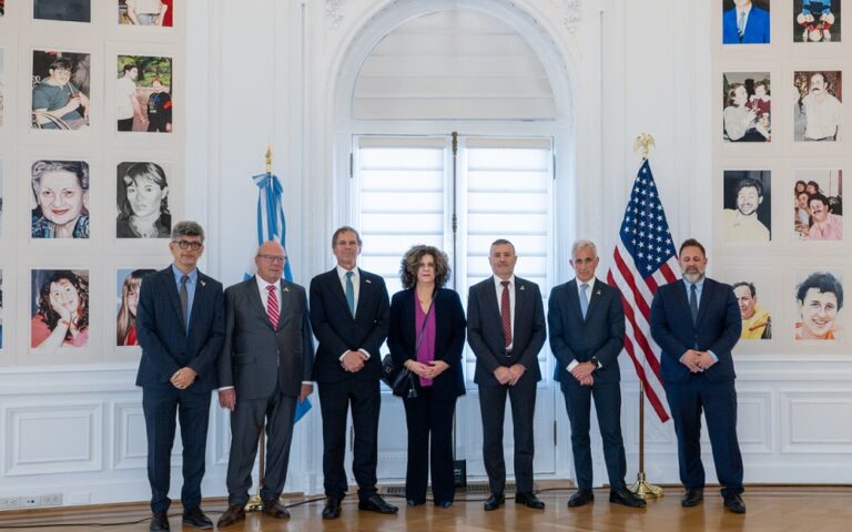 A 32 años del atentado, se rindió un emotivo homenaje en Washington a las víctimas del atentado a la AMIA