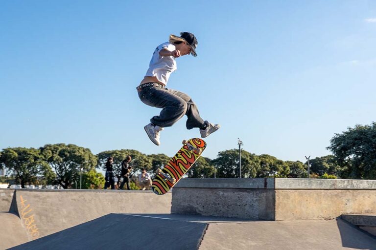 De chicos a profesionales: el boom de los skateparks de la Ciudad