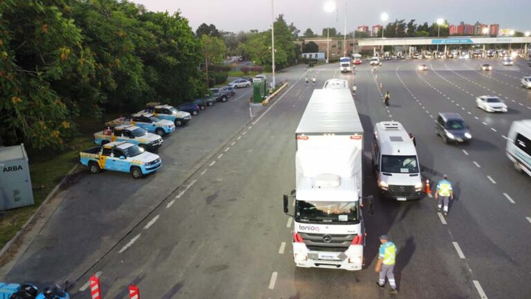 Camiones y micros deberán respetar el carril derecho obligatorio
