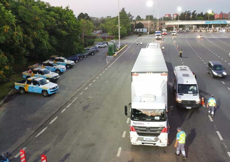 Camiones y micros deberán respetar el carril derecho obligatorio