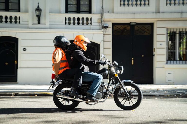 Cuando hay que llegar a tiempo, gana la moto: la movilidad en dos ruedas se disparó en la previa al partido en todo el país