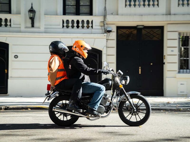 Cuando hay que llegar a tiempo, gana la moto: la movilidad en dos ruedas se disparó en la previa al partido en todo el país