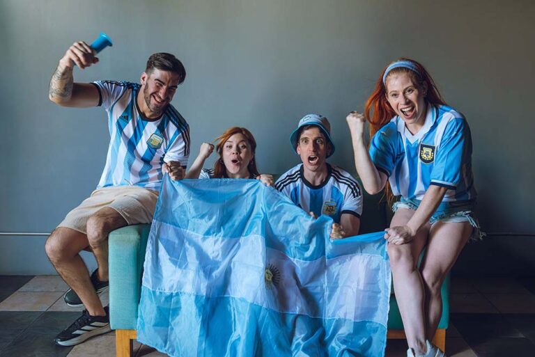 Cómo se organizan los espacios compartidos para ver el Mundial en barrios y edificios