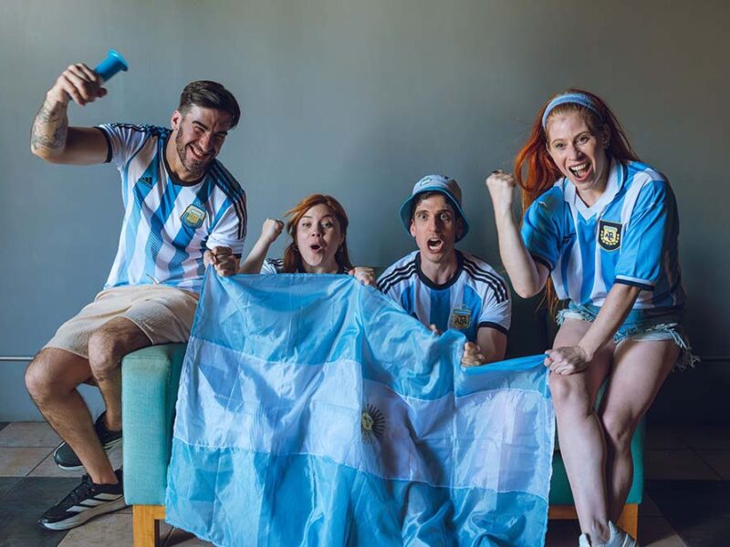 Cómo se organizan los espacios compartidos para ver el Mundial en barrios y edificios