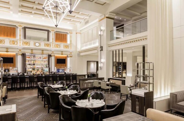 El hotel que Boston nunca dejó de mirar