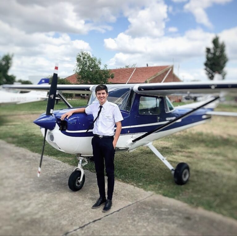 Un joven piloto formado por ProFlight ingresó a Aerolíneas Argentinas