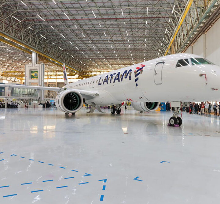 LATAM revela su primer E195-E2 ya pintado en la fábrica de Embraer y avanza en su plan para ampliar la conectividad de Brasil