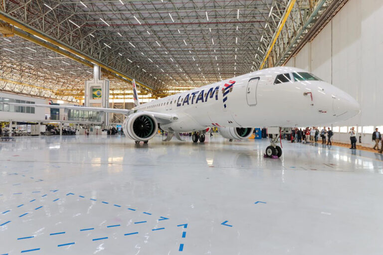 LATAM revela su primer E195-E2 ya pintado en la fábrica de Embraer y avanza en su plan para ampliar la conectividad de Brasil