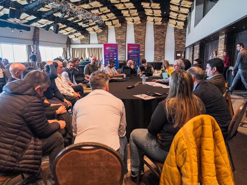 50 organizaciones de Tierra del Fuego AIAS debatieron el rol de Ushuaia en la logística y la ciencia antártica