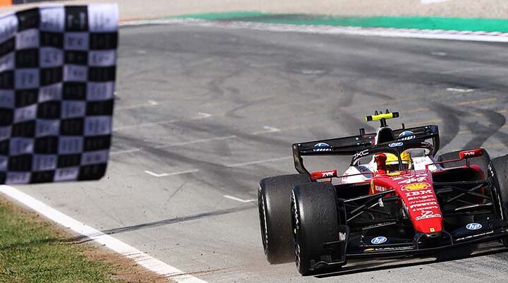 La estrategia de neumáticos le da a Hamilton la primera victoria en rojo