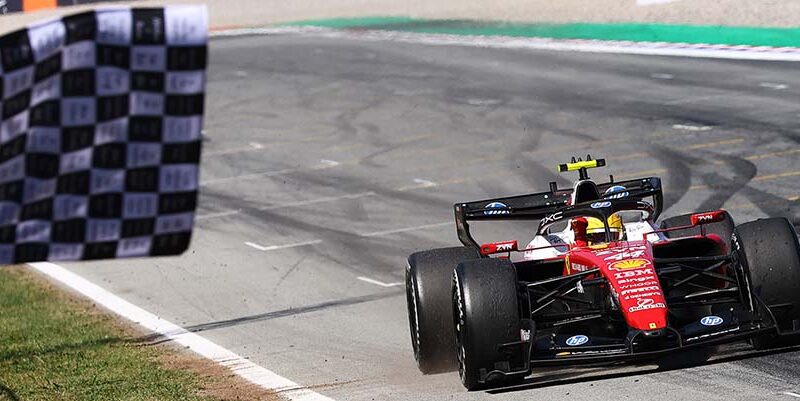 La estrategia de neumáticos le da a Hamilton la primera victoria en rojo