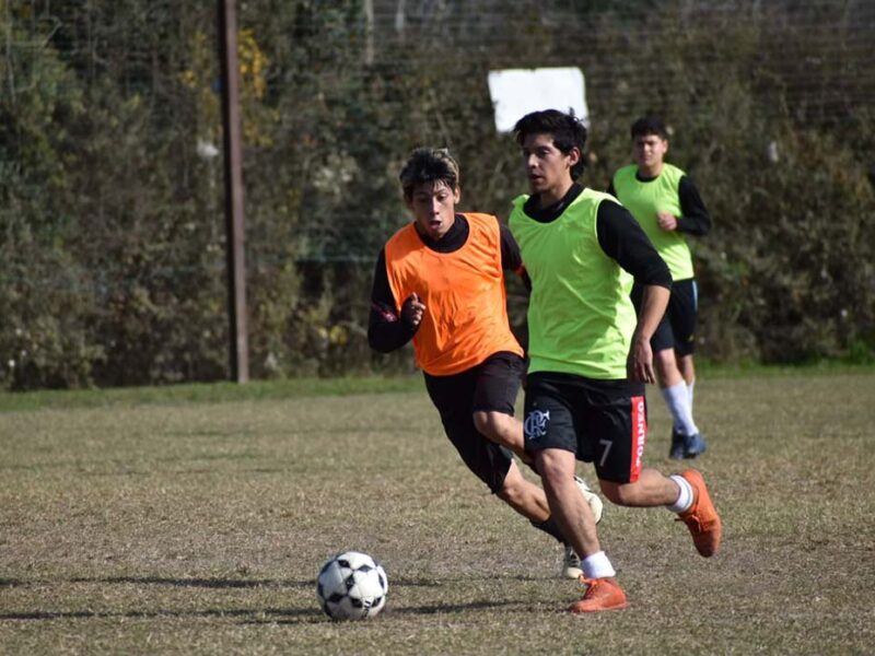 Atlético Escobar inicia con éxito las pruebas: siete jugadores ya fueron seleccionados por el DT Ábalos