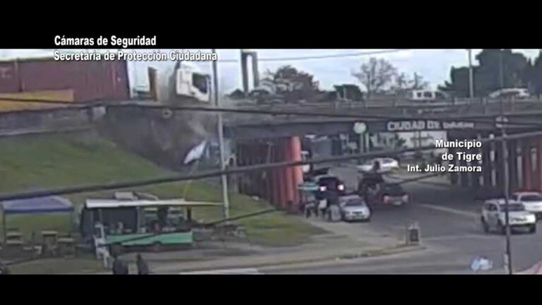 Distracción en un puente casi termina en tragedia: un camión perdió el control sobre la autopista y colisionó contra el guardarrail