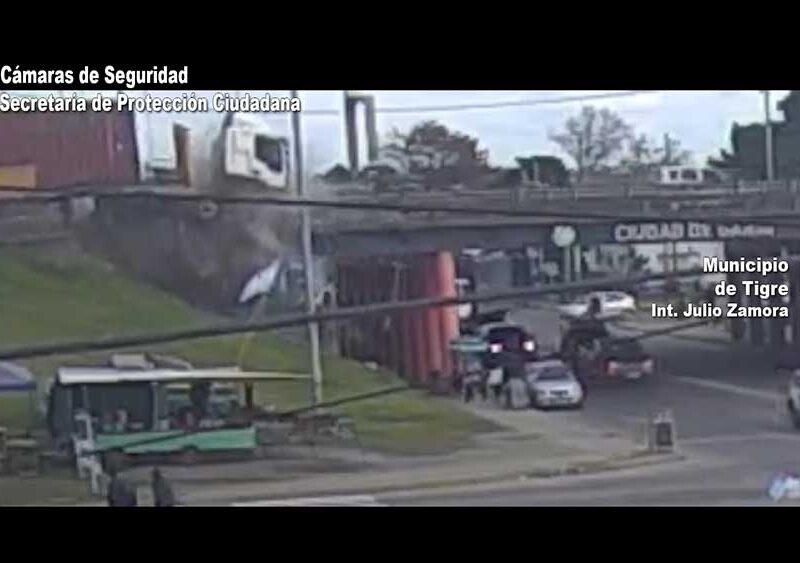 Distracción en un puente casi termina en tragedia: un camión perdió el control sobre la autopista y colisionó contra el guardarrail