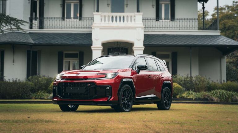 Toyota presentó la nueva generación de RAV4 con motorización híbrida e híbrida enchufable: más aventura para el SUV más famoso del mundo