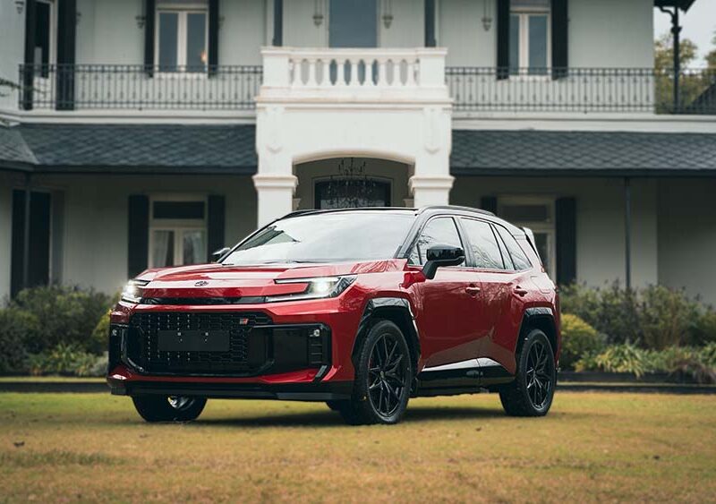 Toyota presentó la nueva generación de RAV4 con motorización híbrida e híbrida enchufable: más aventura para el SUV más famoso del mundo