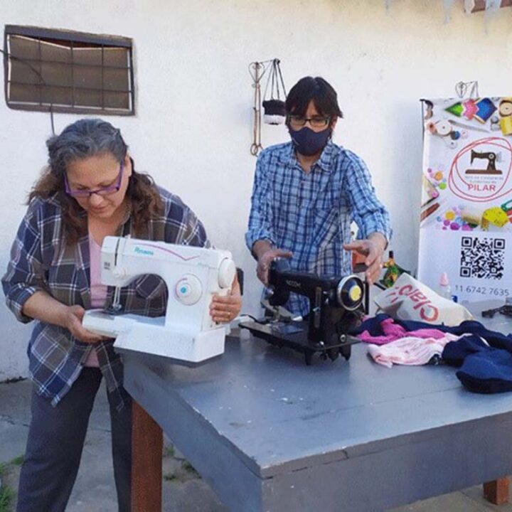 La Red de Costureras Solidarias presenta “Hilo Viajero”, el taller de costura gratuito que recorrerá los barrios
