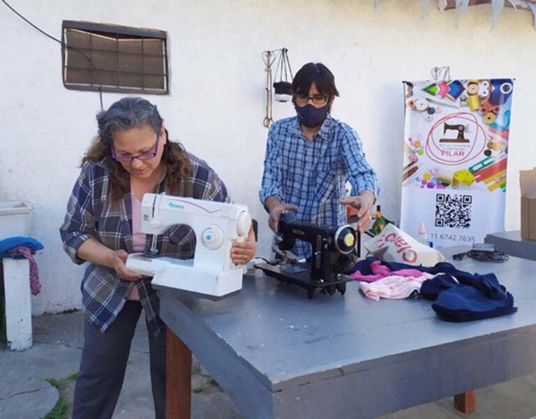La Red de Costureras Solidarias presenta “Hilo Viajero”, el taller de costura gratuito que recorrerá los barrios