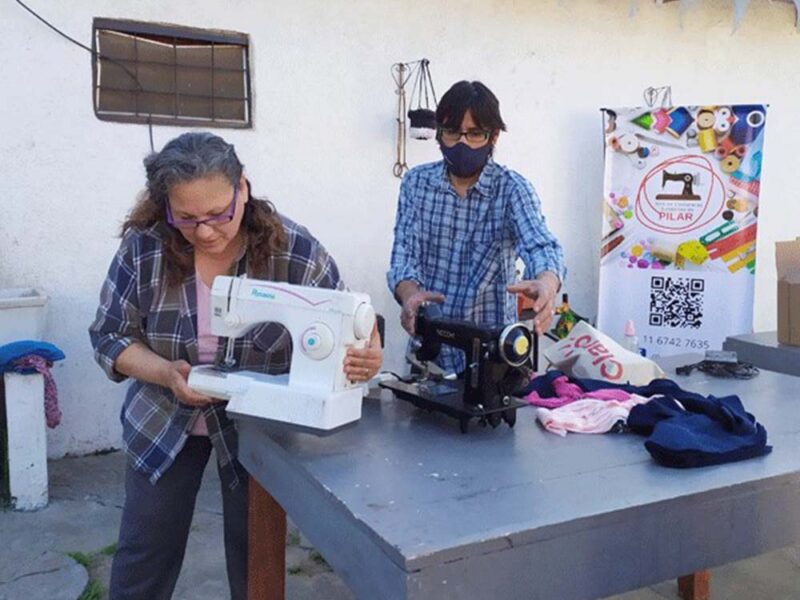 La Red de Costureras Solidarias presenta “Hilo Viajero”, el taller de costura gratuito que recorrerá los barrios