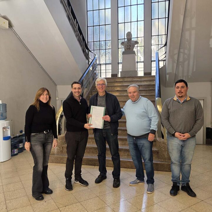 Salto distinguió al decano Marcos Actis por su aporte a la misión Artemis II de la NASA