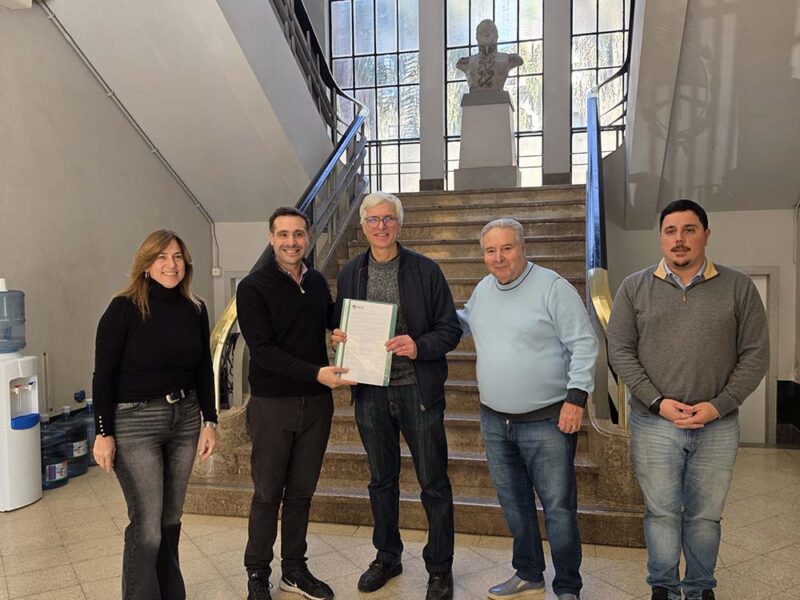 Salto distinguió al decano Marcos Actis por su aporte a la misión Artemis II de la NASA