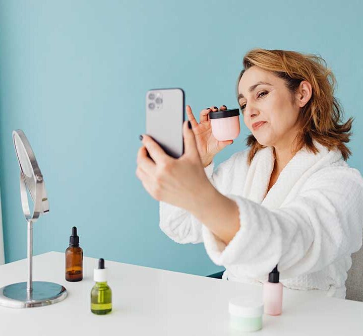 El fin del influencer genérico en belleza: por qué las marcas apuestan por creadores especializados en skincare