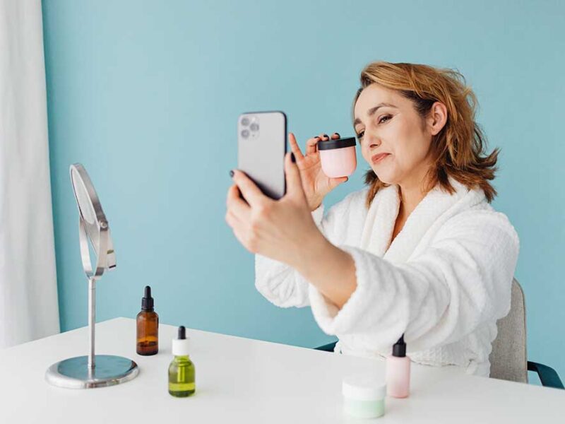 El fin del influencer genérico en belleza: por qué las marcas apuestan por creadores especializados en skincare