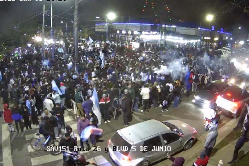 Maquinista Savio: dos detenidos por agredir a policías durante los festejos