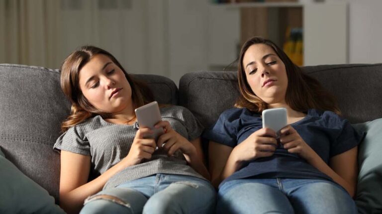 Nomofobia y ansiedad social: La crisis silenciosa que reconfigura el cerebro de los adolescentes