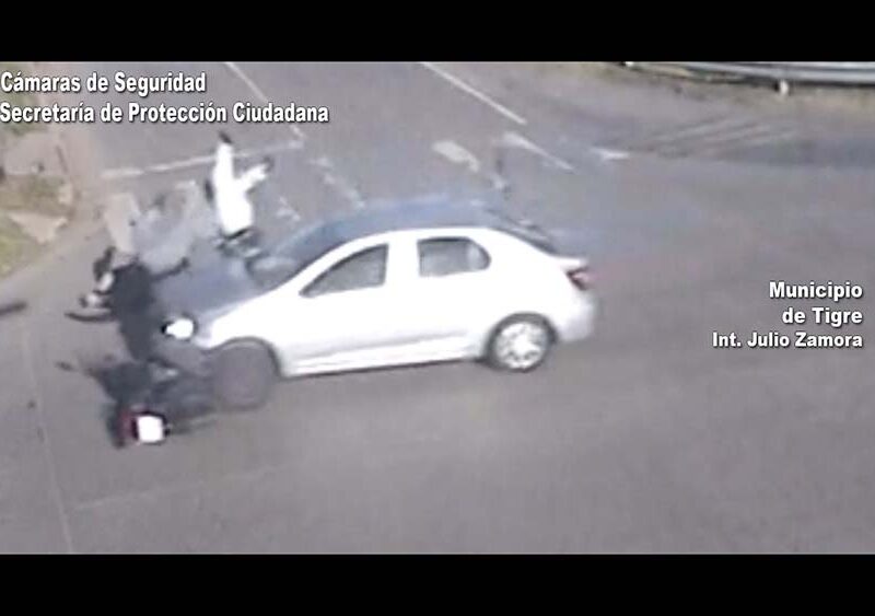 Fuerte impacto entre una moto y un auto en Benavídez: rápida asistencia del COT