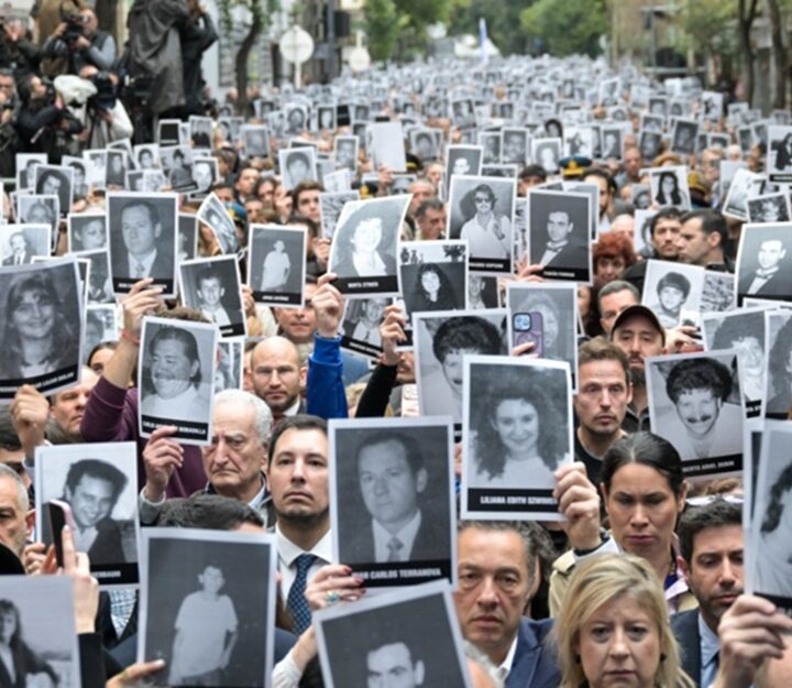 A 32 años del atentado, una multitud renovó el pedido de justicia y recordó a las víctimas de la AMIA