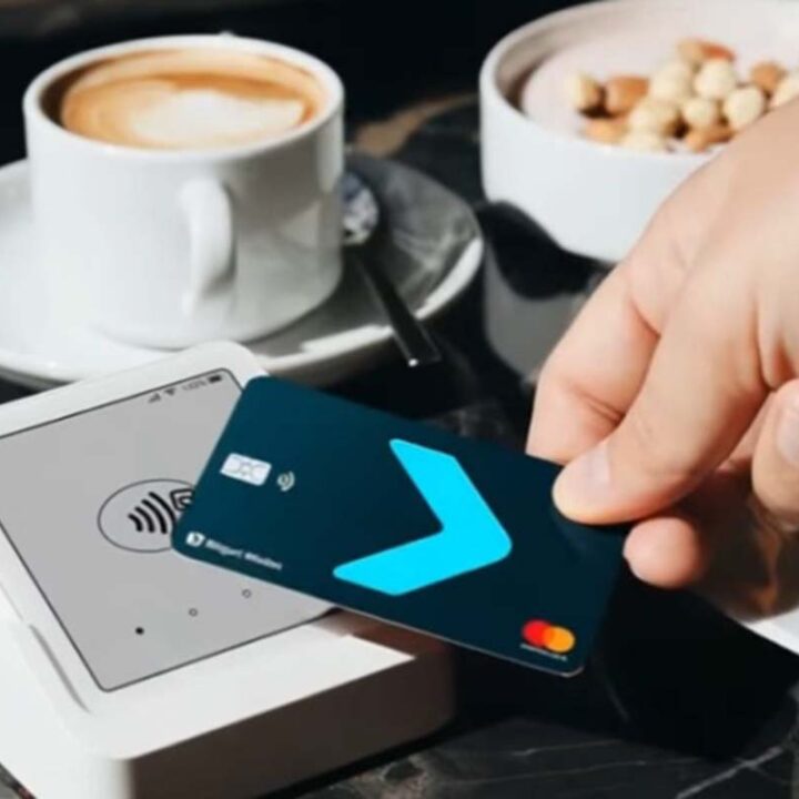 Llega a Argentina una tarjeta que recompensa con oro, acciones de Tesla y NVIDIA o Bitcoin por cada compra
