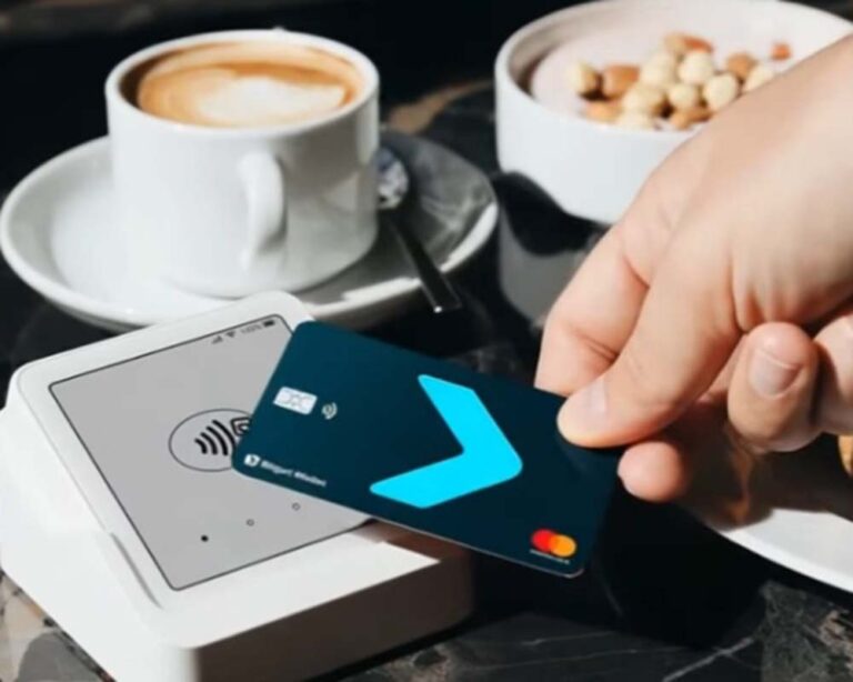 Llega a Argentina una tarjeta que recompensa con oro, acciones de Tesla y NVIDIA o Bitcoin por cada compra