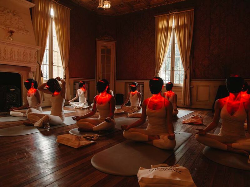 La nueva tendencia wellness entre mujeres: días de conexión, amigas y meditación con luz infrarroja