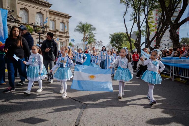 Con un gran desfile cívico-militar, Campana celebró su 141º aniversario y el Día de la Independencia