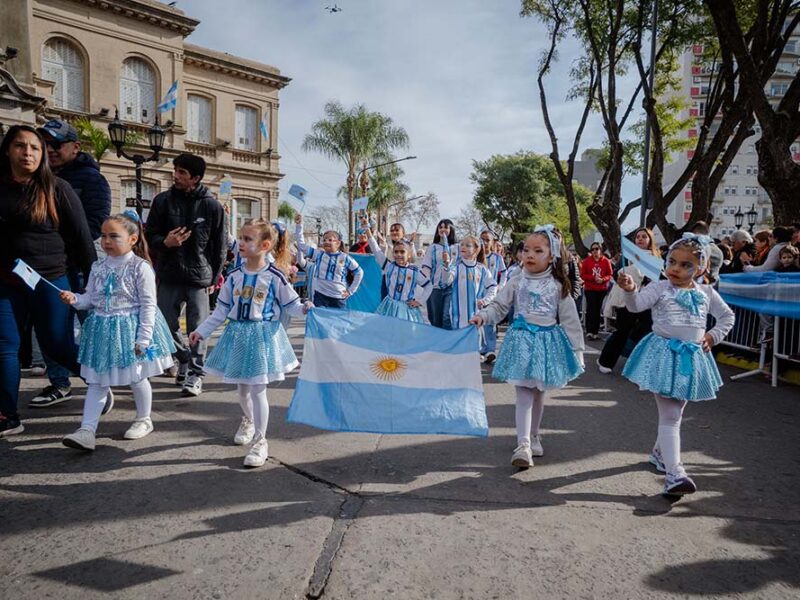 Con un gran desfile cívico-militar, Campana celebró su 141º aniversario y el Día de la Independencia
