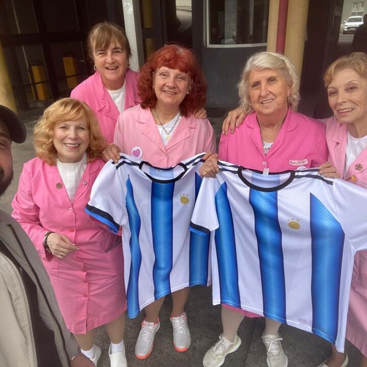 Follow Me donó más de 1.700 remeras de la Selección Argentina para que las familias más necesitadas vivan la final del Mundial