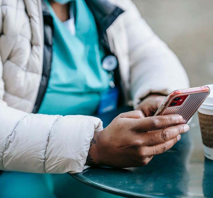 La economía de la soledad: cómo la IA se convierte en el nuevo compañero digital